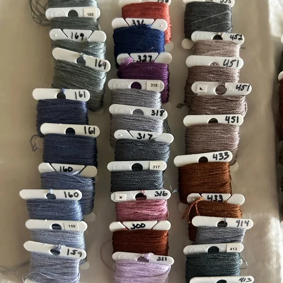 DMC Floss Lot of 120 Bobbins - Picture 4 of 5